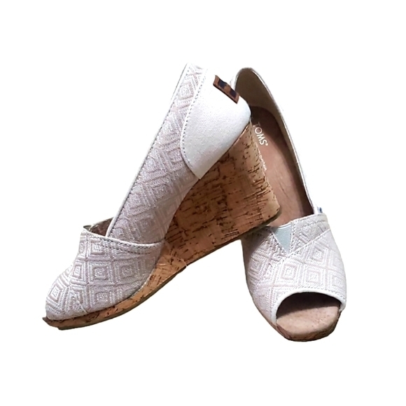 TOMS Stella Open Toe Wedge Shoes Women's Sz US 8.5 Beige Diamond Pattern Slip On - Picture 1 of 6